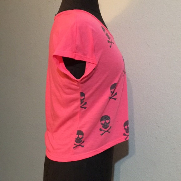 Fun pink shirt w/skulls & cross bones - Picture 3 of 5